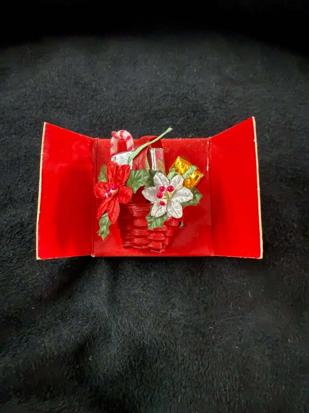 Vintage 1989 Avon "CHRISTMAS WISH BASKET" Holiday Garment Pin With Box New